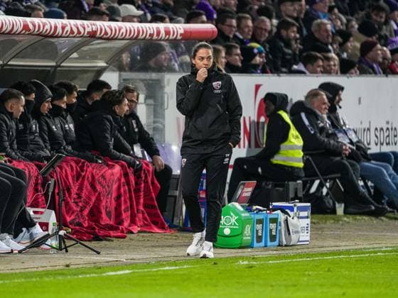 Sabrina Wittmann (FC Ingolstadt, Coach) ist konzentriert VfL Osnabrueck vs. FC Ingolstadt, Fußball, 3. Liga, 15. Spieltag, Saison 2025 2026, 22.11.2025 DFB REGULATIONS PROHIBIT ANY USE OF PHOTOGRAPHS AS IMAGE SEQUENCES AND OR QUASI-VIDEO, VfL Osnabrueck vs. FC Ingolstadt, Fußball, 3. Liga, 15. Spieltag, Saison 2025 2026, 22.11.2025 Osnabrueck Copyright: xEibner-Pressefoto DamianxKruczynx EP_DKI