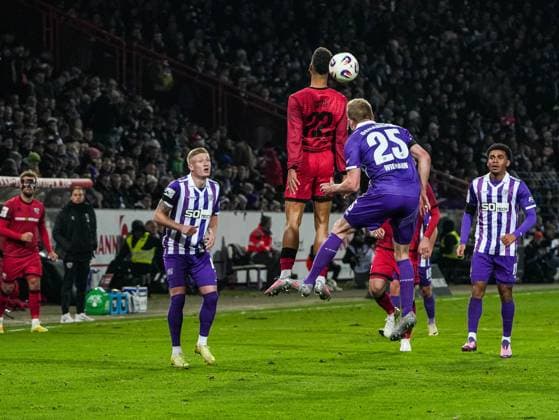Marcel Costly (FC Ingolstadt, 22) will den Ball verlaengern. Niklas Wiemann (VfL Osnabrueck, 25) will den Ball klaeren VfL Osnabrueck vs. FC Ingolstadt, Fußball, 3. Liga, 15. Spieltag, Saison 2025 2026, 22.11.2025 DFB REGULATIONS PROHIBIT ANY USE OF PHOTOGRAPHS AS IMAGE SEQUENCES AND OR QUASI-VIDEO, VfL Osnabrueck vs. FC Ingolstadt, Fußball, 3. Liga, 15. Spieltag, Saison 2025 2026, 22.11.2025 Osnabrueck Copyright: xEibner-Pressefoto DamianxKruczynx EP_DKI