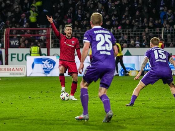 Max Besuschkow (FC Ingolstadt, 17) gibt Anweisungen VfL Osnabrueck vs. FC Ingolstadt, Fußball, 3. Liga, 15. Spieltag, Saison 2025 2026, 22.11.2025 DFB REGULATIONS PROHIBIT ANY USE OF PHOTOGRAPHS AS IMAGE SEQUENCES AND OR QUASI-VIDEO, VfL Osnabrueck vs. FC Ingolstadt, Fußball, 3. Liga, 15. Spieltag, Saison 2025 2026, 22.11.2025 Osnabrueck Copyright: xEibner-Pressefoto DamianxKruczynx EP_DKI
