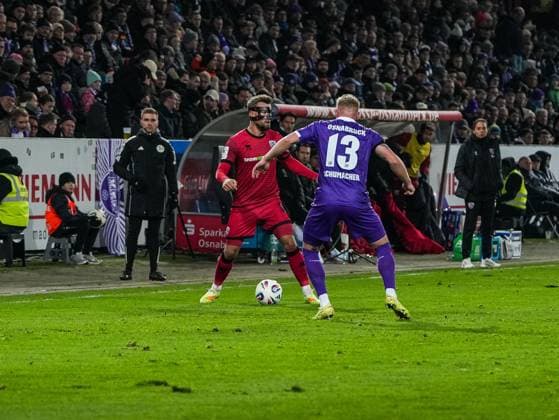 Yannick Deichmann (FC Ingolstadt, 20) im Zweikampf gegen Kevin Schumacher (VfL Osnabrueck, 13) VfL Osnabrueck vs. FC Ingolstadt, Fußball, 3. Liga, 15. Spieltag, Saison 2025 2026, 22.11.2025 DFB REGULATIONS PROHIBIT ANY USE OF PHOTOGRAPHS AS IMAGE SEQUENCES AND OR QUASI-VIDEO, VfL Osnabrueck vs. FC Ingolstadt, Fußball, 3. Liga, 15. Spieltag, Saison 2025 2026, 22.11.2025 Osnabrueck Copyright: xEibner-Pressefoto DamianxKruczynx EP_DKI