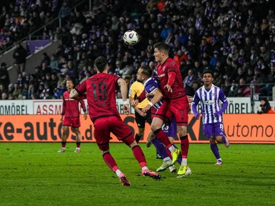 David Kopacz (VfL Osnabrueck, 29) im Zweikampf gegen Jonas Scholz (FC Ingolstadt, 15) und Linus Rosenlocher (FC Ingolstadt, 19) VfL Osnabrueck vs. FC Ingolstadt, Fußball, 3. Liga, 15. Spieltag, Saison 2025 2026, 22.11.2025 DFB REGULATIONS PROHIBIT ANY USE OF PHOTOGRAPHS AS IMAGE SEQUENCES AND OR QUASI-VIDEO, VfL Osnabrueck vs. FC Ingolstadt, Fußball, 3. Liga, 15. Spieltag, Saison 2025 2026, 22.11.2025 Osnabrueck Copyright: xEibner-Pressefoto DamianxKruczynx EP_DKI
