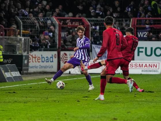 Robin Fabinski (VfL Osnabrueck, 27) verucht den Ball zu behalten im Zweikampf gegen Linus Rosenlocher (FC Ingolstadt, 19) VfL Osnabrueck vs. FC Ingolstadt, Fußball, 3. Liga, 15. Spieltag, Saison 2025 2026, 22.11.2025 DFB REGULATIONS PROHIBIT ANY USE OF PHOTOGRAPHS AS IMAGE SEQUENCES AND OR QUASI-VIDEO, VfL Osnabrueck vs. FC Ingolstadt, Fußball, 3. Liga, 15. Spieltag, Saison 2025 2026, 22.11.2025 Osnabrueck Copyright: xEibner-Pressefoto DamianxKruczynx EP_DKI