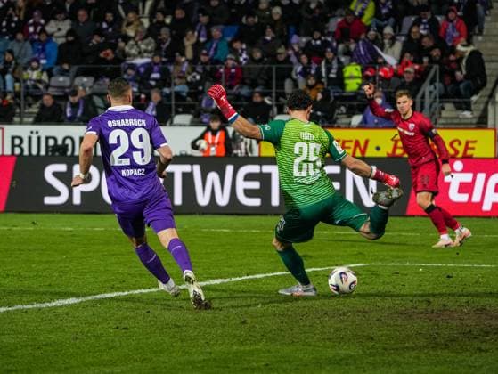 Kai Eisele (FC Ingolstadt, 25) schiesst den Ball kurz vor David Kopacz (VfL Osnabrueck, 29) weg VfL Osnabrueck vs. FC Ingolstadt, Fußball, 3. Liga, 15. Spieltag, Saison 2025 2026, 22.11.2025 DFB REGULATIONS PROHIBIT ANY USE OF PHOTOGRAPHS AS IMAGE SEQUENCES AND OR QUASI-VIDEO, VfL Osnabrueck vs. FC Ingolstadt, Fußball, 3. Liga, 15. Spieltag, Saison 2025 2026, 22.11.2025 Osnabrueck Copyright: xEibner-Pressefoto DamianxKruczynx EP_DKI
