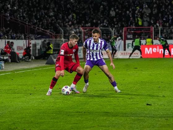 Gustav Christensen (FC Ingolstadt, 24) im Zweikampf gegen Patrick Kammerbauer (VfL Osnabrueck, 31) VfL Osnabrueck vs. FC Ingolstadt, Fußball, 3. Liga, 15. Spieltag, Saison 2025 2026, 22.11.2025 DFB REGULATIONS PROHIBIT ANY USE OF PHOTOGRAPHS AS IMAGE SEQUENCES AND OR QUASI-VIDEO, VfL Osnabrueck vs. FC Ingolstadt, Fußball, 3. Liga, 15. Spieltag, Saison 2025 2026, 22.11.2025 Osnabrueck Copyright: xEibner-Pressefoto DamianxKruczynx EP_DKI