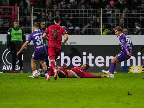 Patrick Kammerbauer (VfL Osnabrueck, 31) wird von Marcel Costly (FC Ingolstadt, 22) und Linus Rosenlocher (FC Ingolstadt, 19) angegriffen VfL Osnabrueck vs. FC Ingolstadt, Fußball, 3. Liga, 15. Spieltag, Saison 2025 2026, 22.11.2025 DFB REGULATIONS PROHIBIT ANY USE OF PHOTOGRAPHS AS IMAGE SEQUENCES AND OR QUASI-VIDEO, VfL Osnabrueck vs. FC Ingolstadt, Fußball, 3. Liga, 15. Spieltag, Saison 2025 2026, 22.11.2025 Osnabrueck Copyright: xEibner-Pressefoto DamianxKruczynx EP_DKI