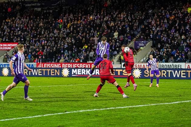 Bernd Riesselmann (VfL Osnabrueck, 22) koepft den Ball in Richtung Tor. Mattis Hoppe (FC Ingolstadt, 02) versucht zu blocken VfL Osnabrueck vs. FC Ingolstadt, Fußball, 3. Liga, 15. Spieltag, Saison 2025 2026, 22.11.2025 DFB REGULATIONS PROHIBIT ANY USE OF PHOTOGRAPHS AS IMAGE SEQUENCES AND OR QUASI-VIDEO, VfL Osnabrueck vs. FC Ingolstadt, Fußball, 3. Liga, 15. Spieltag, Saison 2025 2026, 22.11.2025 Osnabrueck Copyright: xEibner-Pressefoto DamianxKruczynx EP_DKI
