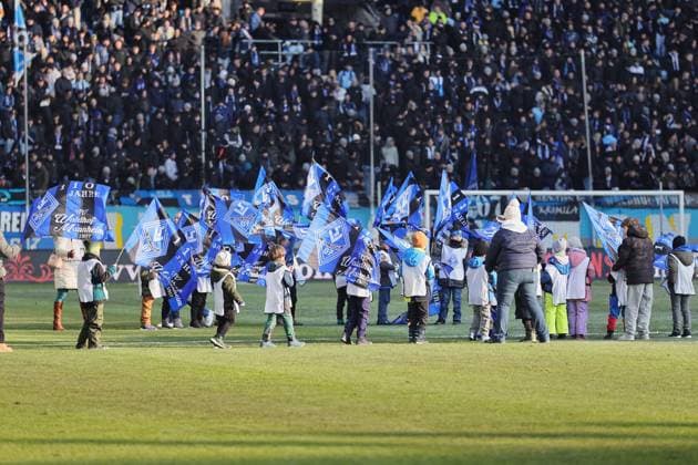 Einlauf Kinder beim SV Waldhof Mannheim 07 GER, SV Waldhof Mannheim gegen SV Wehen Wiesbaden, Fussball, 3.Liga, 15.Spieltag, Spielzeit 2025 2026, 22.11.2025. (DFL DFB REGULATIONS PROHIBIT ANY USE OF PHOTOGRAPHS as IMAGE SEQUENCES and or QUASI-VIDEO). GER,SV Waldhof Mannheim gegen SV Wehen Wiesbaden, Fussball, 3.Liga, 15.Spieltag, Spielzeit 2025 2026, 22.11.2025. Mannheim Copyright: xEibner-Pressefoto JoergxHirschx EP_JHH