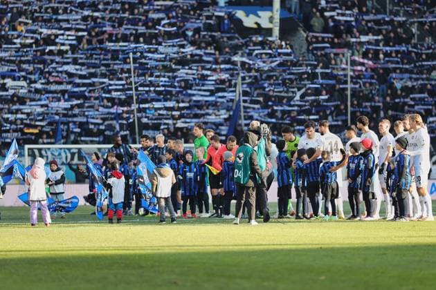 Spielbeginn mit SV Waldhof Mannheim 07, SV Wehen Wiesbaden mit den Einlaufender. GER, SV Waldhof Mannheim gegen SV Wehen Wiesbaden, Fussball, 3.Liga, 15.Spieltag, Spielzeit 2025 2026, 22.11.2025. (DFL DFB REGULATIONS PROHIBIT ANY USE OF PHOTOGRAPHS as IMAGE SEQUENCES and or QUASI-VIDEO). GER,SV Waldhof Mannheim gegen SV Wehen Wiesbaden, Fussball, 3.Liga, 15.Spieltag, Spielzeit 2025 2026, 22.11.2025. Mannheim Copyright: xEibner-Pressefoto JoergxHirschx EP_JHH