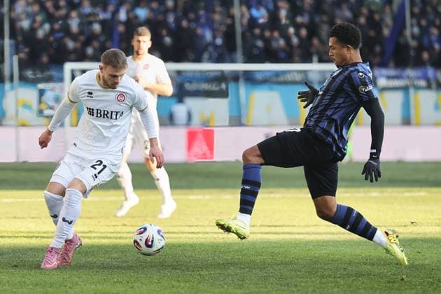 v. li. im Zweikampf, Ole Wohlers (SV Wehen Wiesbaden, 21), Samuel Abifade (SV Waldhof Mannheim, 17). GER, SV Waldhof Mannheim gegen SV Wehen Wiesbaden, Fussball, 3.Liga, 15.Spieltag, Spielzeit 2025 2026, 22.11.2025. (DFL DFB REGULATIONS PROHIBIT ANY USE OF PHOTOGRAPHS as IMAGE SEQUENCES and or QUASI-VIDEO). GER,SV Waldhof Mannheim gegen SV Wehen Wiesbaden, Fussball, 3.Liga, 15.Spieltag, Spielzeit 2025 2026, 22.11.2025. Mannheim Copyright: xEibner-Pressefoto JoergxHirschx EP_JHH
