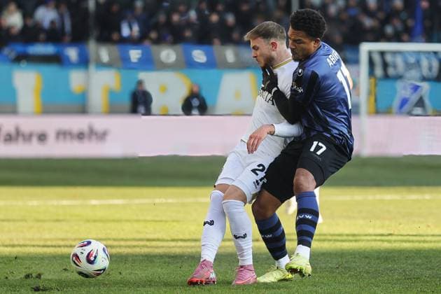 v. li. im Zweikampf, Ole Wohlers (SV Wehen Wiesbaden, 21), Samuel Abifade (SV Waldhof Mannheim, 17). GER, SV Waldhof Mannheim gegen SV Wehen Wiesbaden, Fussball, 3.Liga, 15.Spieltag, Spielzeit 2025 2026, 22.11.2025. (DFL DFB REGULATIONS PROHIBIT ANY USE OF PHOTOGRAPHS as IMAGE SEQUENCES and or QUASI-VIDEO). GER,SV Waldhof Mannheim gegen SV Wehen Wiesbaden, Fussball, 3.Liga, 15.Spieltag, Spielzeit 2025 2026, 22.11.2025. Mannheim Copyright: xEibner-Pressefoto JoergxHirschx EP_JHH