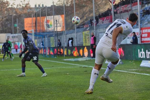 Tarik Goezuesirin (SV Wehen Wiesbaden, 11) beim Strafstoß. GER, SV Waldhof Mannheim gegen SV Wehen Wiesbaden, Fussball, 3.Liga, 15.Spieltag, Spielzeit 2025 2026, 22.11.2025. (DFL DFB REGULATIONS PROHIBIT ANY USE OF PHOTOGRAPHS as IMAGE SEQUENCES and or QUASI-VIDEO). GER,SV Waldhof Mannheim gegen SV Wehen Wiesbaden, Fussball, 3.Liga, 15.Spieltag, Spielzeit 2025 2026, 22.11.2025. Mannheim Copyright: xEibner-Pressefoto JoergxHirschx EP_JHH