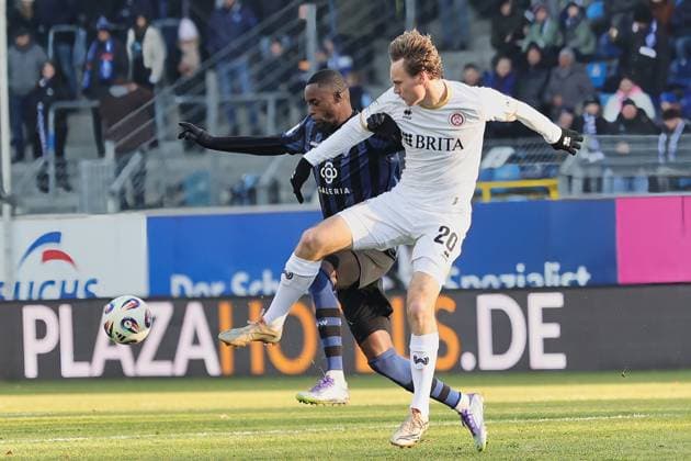 v. li. im Zweikampf, Adama Diakhaby (SV Waldhof Mannheim, 27), Milad Nejad (SV Wehen Wiesbaden, 22). GER, SV Waldhof Mannheim gegen SV Wehen Wiesbaden, Fussball, 3.Liga, 15.Spieltag, Spielzeit 2025 2026, 22.11.2025. (DFL DFB REGULATIONS PROHIBIT ANY USE OF PHOTOGRAPHS as IMAGE SEQUENCES and or QUASI-VIDEO). GER,SV Waldhof Mannheim gegen SV Wehen Wiesbaden, Fussball, 3.Liga, 15.Spieltag, Spielzeit 2025 2026, 22.11.2025. Mannheim Copyright: xEibner-Pressefoto JoergxHirschx EP_JHH