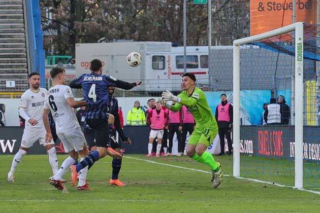 v. li. im Zweikampf, Tim Sechelmann (SV Waldhof Mannheim, 4) gegen Noah Brdar (SV Wehen Wiesbaden, 31) GER, SV Waldhof Mannheim gegen SV Wehen Wiesbaden, Fussball, 3.Liga, 15.Spieltag, Spielzeit 2025 2026, 22.11.2025. (DFL DFB REGULATIONS PROHIBIT ANY USE OF PHOTOGRAPHS as IMAGE SEQUENCES and or QUASI-VIDEO). GER,SV Waldhof Mannheim gegen SV Wehen Wiesbaden, Fussball, 3.Liga, 15.Spieltag, Spielzeit 2025 2026, 22.11.2025. Mannheim Copyright: xEibner-Pressefoto JoergxHirschx EP_JHH