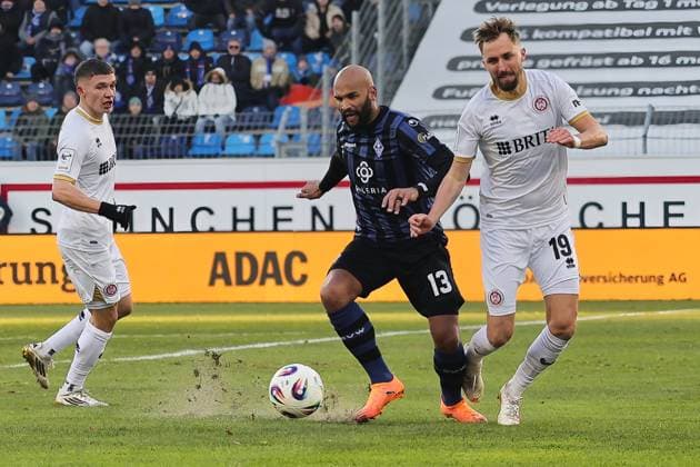 v.li. Terrence Boyd (SV Waldhof Mannheim, 13), Florian Huebner (SV Wehen Wiesbaden, 19). GER, SV Waldhof Mannheim gegen SV Wehen Wiesbaden, Fussball, 3.Liga, 15.Spieltag, Spielzeit 2025 2026, 22.11.2025. (DFL DFB REGULATIONS PROHIBIT ANY USE OF PHOTOGRAPHS as IMAGE SEQUENCES and or QUASI-VIDEO). GER,SV Waldhof Mannheim gegen SV Wehen Wiesbaden, Fussball, 3.Liga, 15.Spieltag, Spielzeit 2025 2026, 22.11.2025. Mannheim Copyright: xEibner-Pressefoto JoergxHirschx EP_JHH