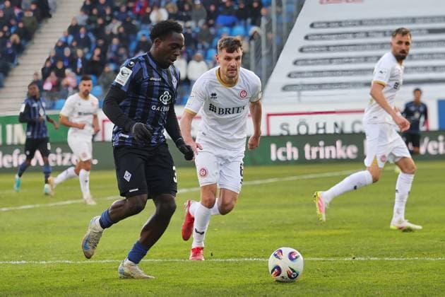 v.li. Kennedy Onyedika Okpala (SV Waldhof Mannheim, 32), Gino Fechner (SV Wehen Wiesbaden, 6). GER, SV Waldhof Mannheim gegen SV Wehen Wiesbaden, Fussball, 3.Liga, 15.Spieltag, Spielzeit 2025 2026, 22.11.2025. (DFL DFB REGULATIONS PROHIBIT ANY USE OF PHOTOGRAPHS as IMAGE SEQUENCES and or QUASI-VIDEO). GER,SV Waldhof Mannheim gegen SV Wehen Wiesbaden, Fussball, 3.Liga, 15.Spieltag, Spielzeit 2025 2026, 22.11.2025. Mannheim Copyright: xEibner-Pressefoto JoergxHirschx EP_JHH
