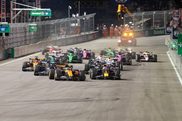 Start, Lando Norris (McLaren Formula 1 Team 4), Max Verstappen (Oracle Red Bull Racing 1), Carlos Sainz jr. (Atlassian Williams Racing 55), Grosser Preis von Las Vegas, Motorsport, Herren, Formel 1, Rennen, 22.11.2025 Las Vegas Nevada USA