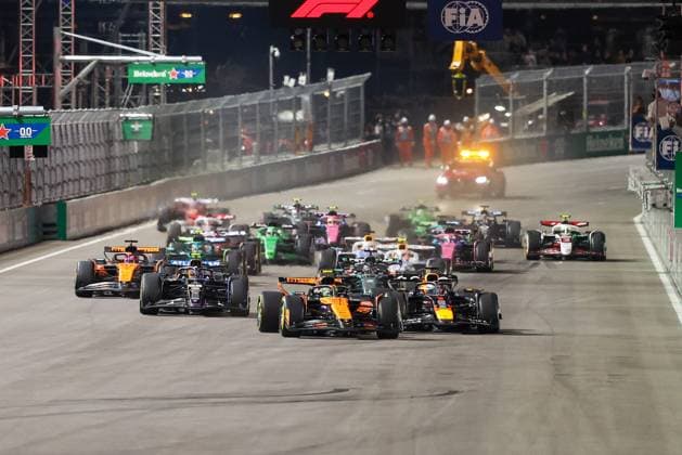 Start, Lando Norris (McLaren Formula 1 Team 4), Max Verstappen (Oracle Red Bull Racing 1), Carlos Sainz jr. (Atlassian Williams Racing 55), Grosser Preis von Las Vegas, Motorsport, Herren, Formel 1, Rennen, 22.11.2025 Las Vegas Nevada USA