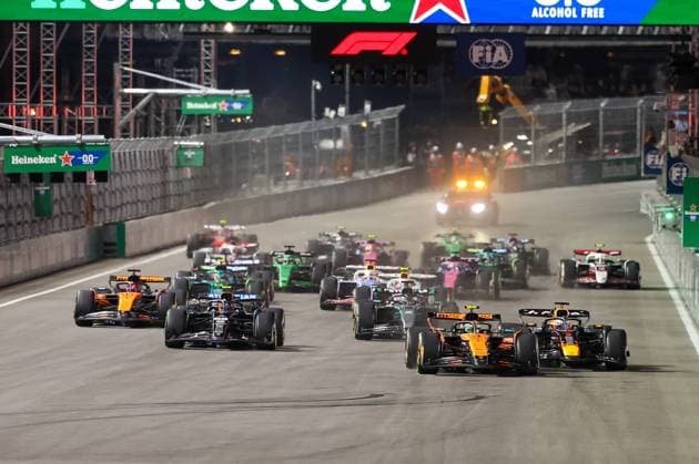 Start, Lando Norris (McLaren Formula 1 Team 4), Max Verstappen (Oracle Red Bull Racing 1), Carlos Sainz jr. (Atlassian Williams Racing 55), Grosser Preis von Las Vegas, Motorsport, Herren, Formel 1, Rennen, 22.11.2025 Las Vegas Nevada USA