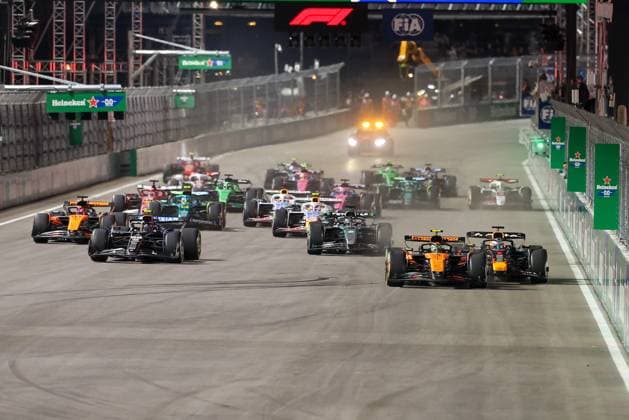 Start, Lando Norris (McLaren Formula 1 Team 4), Max Verstappen (Oracle Red Bull Racing 1), Carlos Sainz jr. (Atlassian Williams Racing 55), George Russell (Mercedes-AMG Petronas 63), Grosser Preis von Las Vegas, Motorsport, Herren, Formel 1, Rennen, 22.11.2025 Las Vegas Nevada USA