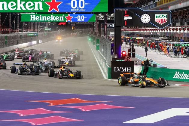 Start, Lando Norris (McLaren Formula 1 Team 4), Max Verstappen (Oracle Red Bull Racing 1), Carlos Sainz jr. (Atlassian Williams Racing 55), George Russell (Mercedes-AMG Petronas 63), Grosser Preis von Las Vegas, Motorsport, Herren, Formel 1, Rennen, 22.11.2025 Las Vegas Nevada USA
