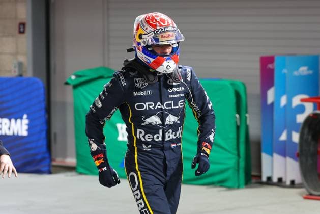 Winner, Sieger, Max Verstappen (Oracle Red Bull Racing 1) sprintet zu seinem Team, Grosser Preis von Las Vegas, Motorsport, Herren, Formel 1, Rennen, 22.11.2025 Las Vegas Nevada USA