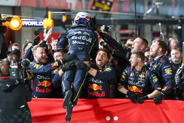 Winner, Sieger, Max Verstappen (Oracle Red Bull Racing 1) sprintet zu seinem Team, Grosser Preis von Las Vegas, Motorsport, Herren, Formel 1, Rennen, 22.11.2025 Las Vegas Nevada USA