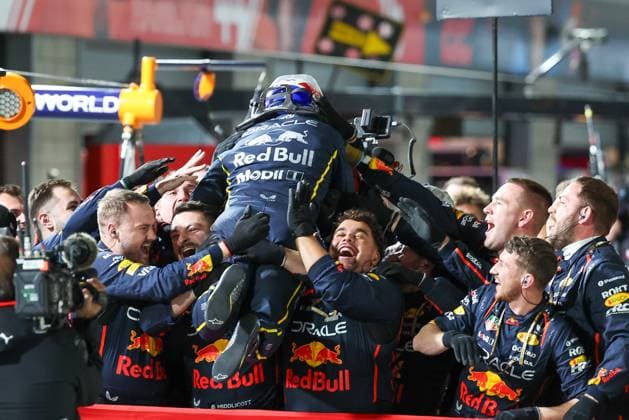Winner, Sieger, Max Verstappen (Oracle Red Bull Racing 1) sprintet zu seinem Team, Grosser Preis von Las Vegas, Motorsport, Herren, Formel 1, Rennen, 22.11.2025 Las Vegas Nevada USA