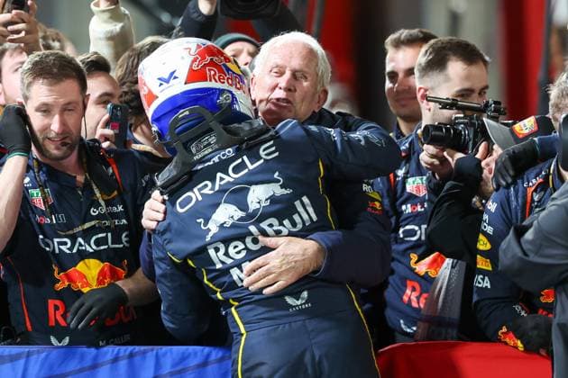 Winner, Sieger, Max Verstappen (Oracle Red Bull Racing 1) umarmt Motorsport-Boss Helmut Marko (Oracle Red Bull Racing), Grosser Preis von Las Vegas, Motorsport, Herren, Formel 1, Rennen, 22.11.2025 Las Vegas Nevada USA