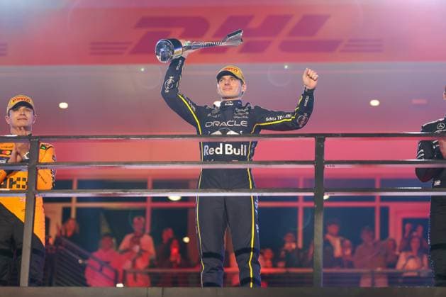 Winner, Sieger, Max Verstappen (Oracle Red Bull Racing 1) auf dem Podium haelt den Pokal in den Haenden, Grosser Preis von Las Vegas, Motorsport, Herren, Formel 1, Rennen, 22.11.2025 Las Vegas Nevada USA
