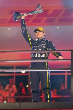 Winner, Sieger, Max Verstappen (Oracle Red Bull Racing 1) auf dem Podium haelt den Pokal in den Haenden, Grosser Preis von Las Vegas, Motorsport, Herren, Formel 1, Rennen, 22.11.2025 Las Vegas Nevada USA