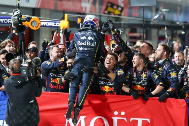 Winner, Sieger, Max Verstappen (Oracle Red Bull Racing 1) sprintet zu seinem Team, Grosser Preis von Las Vegas, Motorsport, Herren, Formel 1, Rennen, 22.11.2025 Las Vegas Nevada USA