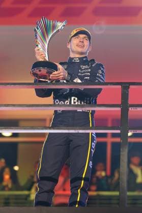 Winner, Sieger, Max Verstappen (Oracle Red Bull Racing 1) auf dem Podium haelt den Pokal in den Haenden, Grosser Preis von Las Vegas, Motorsport, Herren, Formel 1, Rennen, 22.11.2025 Las Vegas Nevada USA