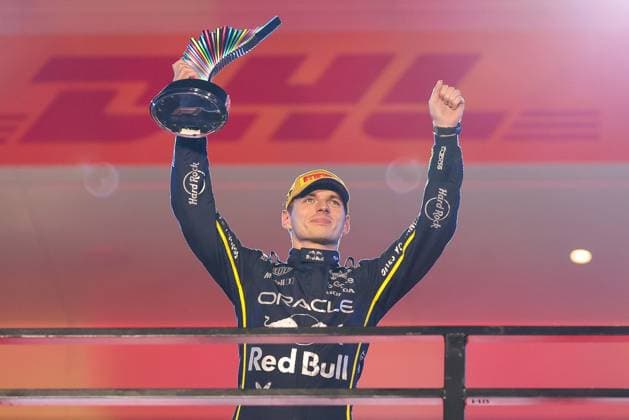 Winner, Sieger, Max Verstappen (Oracle Red Bull Racing 1) auf dem Podium haelt den Pokal in den Haenden, Grosser Preis von Las Vegas, Motorsport, Herren, Formel 1, Rennen, 22.11.2025 Las Vegas Nevada USA