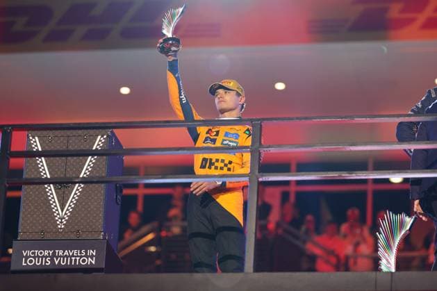 2 Platz Lando Norris (McLaren Formula 1 Team) auf dem Podium haelt den Pokal in den Haenden, Grosser Preis von Las Vegas, Motorsport, Herren, Formel 1, Rennen, 22.11.2025 Las Vegas Nevada USA
