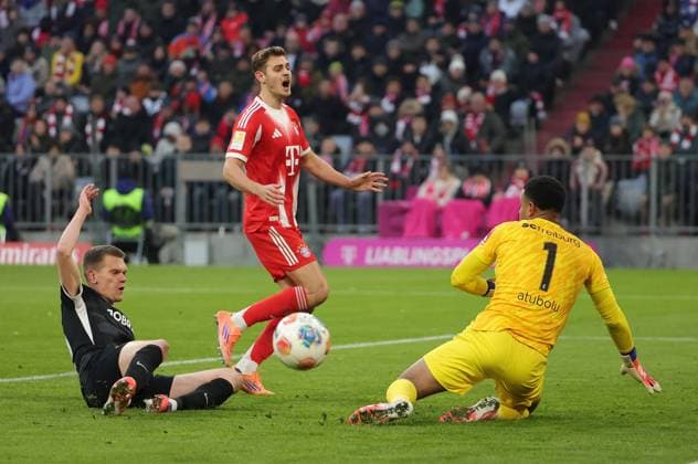 (251123) -- MUNICH, Nov. 23, 2025 -- Noah Atubolu (R), goalkeeper of SC Freiburg makes a save during the German first division Bundesliga football match between Bayern Munich and SC Freiburg in Munich, Germany, Nov. 22, 2025. (Photo by Xinhua) (SP)GERMANY-MUNICH-FOOTBALL-BUNDESLIGA-BAYERN MUNICH VS FREIBURG PhilippexRuiz 