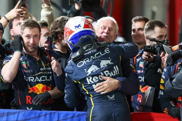 Winner, Sieger, Max Verstappen (Oracle Red Bull Racing 1) umarmt Motorsport-Boss Helmut Marko (Oracle Red Bull Racing), Grosser Preis von Las Vegas, Motorsport, Herren, Formel 1, Rennen, 22.11.2025 Las Vegas Nevada USA