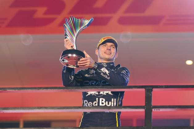 Winner, Sieger, Max Verstappen (Oracle Red Bull Racing 1) auf dem Podium haelt den Pokal in den Haenden, Grosser Preis von Las Vegas, Motorsport, Herren, Formel 1, Rennen, 22.11.2025 Las Vegas Nevada USA