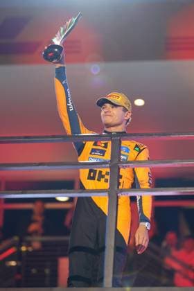 2 Platz Lando Norris (McLaren Formula 1 Team) auf dem Podium haelt den Pokal in den Haenden, Grosser Preis von Las Vegas, Motorsport, Herren, Formel 1, Rennen, 22.11.2025 Las Vegas Nevada USA