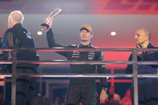 3 Platz George Russell (Mercedes-AMG Petronas 63) auf dem Podium haelt den Pokal in den Haenden, Grosser Preis von Las Vegas, Motorsport, Herren, Formel 1, Rennen, 22.11.2025 Las Vegas Nevada USA