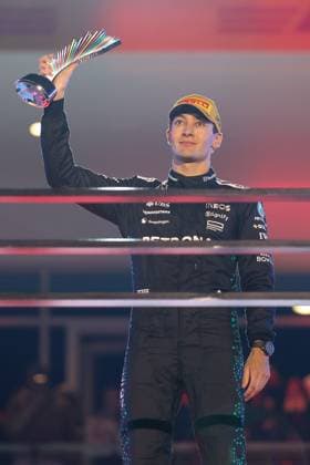 3 Platz George Russell (Mercedes-AMG Petronas 63) auf dem Podium haelt den Pokal in den Haenden, Grosser Preis von Las Vegas, Motorsport, Herren, Formel 1, Rennen, 22.11.2025 Las Vegas Nevada USA