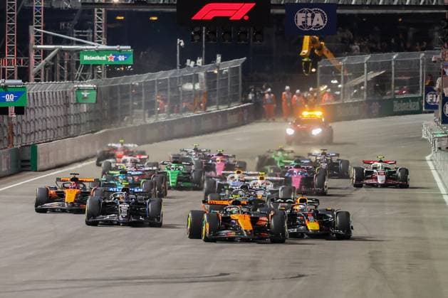 Start, Lando Norris (McLaren Formula 1 Team 4), Max Verstappen (Oracle Red Bull Racing 1), Carlos Sainz jr. (Atlassian Williams Racing 55), Grosser Preis von Las Vegas, Motorsport, Herren, Formel 1, Rennen, 22.11.2025 Las Vegas Nevada USA