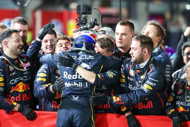 Winner, Sieger, Max Verstappen (Oracle Red Bull Racing 1) sprintet zu seinem Team, Grosser Preis von Las Vegas, Motorsport, Herren, Formel 1, Rennen, 22.11.2025 Las Vegas Nevada USA