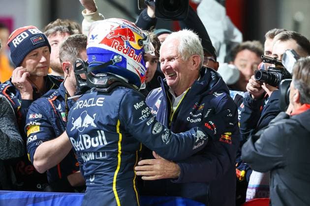 Winner, Sieger, Max Verstappen (Oracle Red Bull Racing 1) umarmt Motorsport-Boss Helmut Marko (Oracle Red Bull Racing), Grosser Preis von Las Vegas, Motorsport, Herren, Formel 1, Rennen, 22.11.2025 Las Vegas Nevada USA