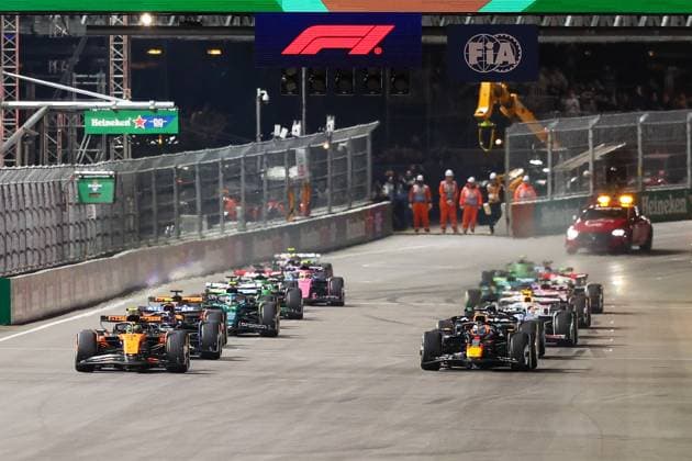 Start, Lando Norris (McLaren Formula 1 Team 4), Max Verstappen (Oracle Red Bull Racing 1), Carlos Sainz jr. (Atlassian Williams Racing 55), Grosser Preis von Las Vegas, Motorsport, Herren, Formel 1, Rennen, 22.11.2025 Las Vegas Nevada USA