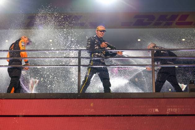 Champagnerdusche zwischen Winner, Sieger, Max Verstappen (Oracle Red Bull Racing 1), 2 Platz Lando Norris (McLaren Formula 1 Team), 3 Platz George Russell (Mercedes-AMG Petronas 63), Grosser Preis von Las Vegas, Motorsport, Herren, Formel 1, Rennen, 22.11.2025 Las Vegas Nevada USA