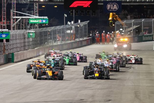 Start, Lando Norris (McLaren Formula 1 Team 4), Max Verstappen (Oracle Red Bull Racing 1), Carlos Sainz jr. (Atlassian Williams Racing 55), Grosser Preis von Las Vegas, Motorsport, Herren, Formel 1, Rennen, 22.11.2025 Las Vegas Nevada USA