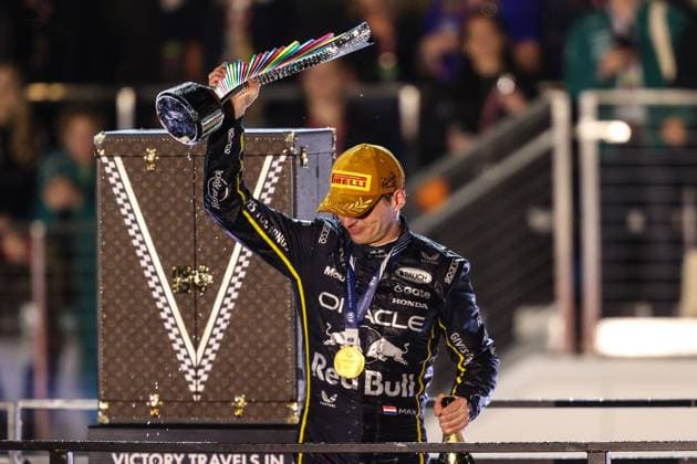 November 22, 2025: Oracle Red Bull Racing, Honda RBPT driver Max Verstappen (1) holds the championship trophy after winning the Formula One Heineken Las Vegas Grand Prix 2025 on the Las Vegas Street Circuit in Las Vegas, NV. CSM. Las Vegas United States of America - ZUMAc04_ 20251122_zma_c04_513 Copyright: xChristopherxTrimx