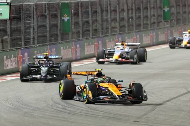 Lando Norris (McLaren Formula 1 Team 4), Carlos Sainz jr. (Atlassian Williams Racing 55), Grosser Preis von Las Vegas, Motorsport, Herren, Formel 1, Rennen, 22.11.2025 Las Vegas Nevada USA
