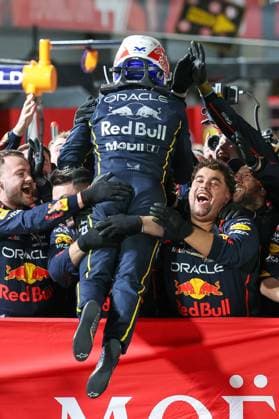 Winner, Sieger, Max Verstappen (Oracle Red Bull Racing 1) sprintet zu seinem Team, Grosser Preis von Las Vegas, Motorsport, Herren, Formel 1, Rennen, 22.11.2025 Las Vegas Nevada USA