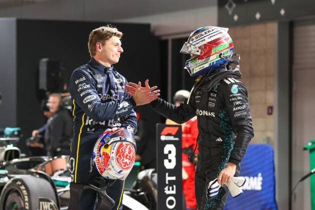 Max Verstappen (Oracle Red Bull Racing 1) klatscht Kimi Antonelli (Mercedes-AMG Petronas 12) ab, Grosser Preis von Las Vegas, Motorsport, Herren, Formel 1, Rennen, 22.11.2025 Las Vegas Nevada USA